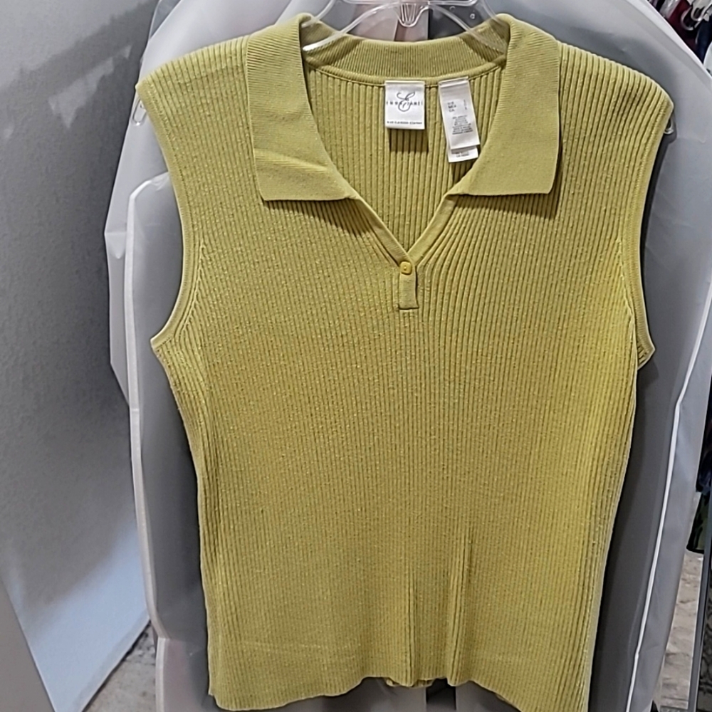 Emma James Sleeveless knit top. Light green with collar.